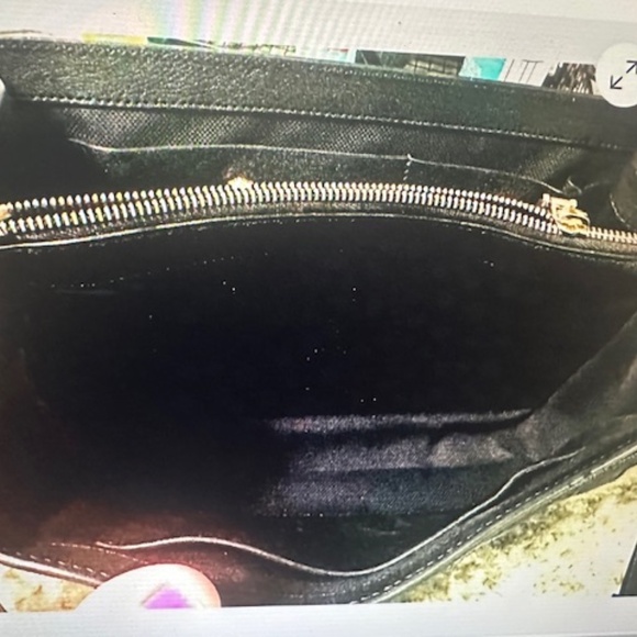 The Versace La Medusa Soft Lamb Leather Bag in size M is a luxurious and stylish - Picture 9 of 16